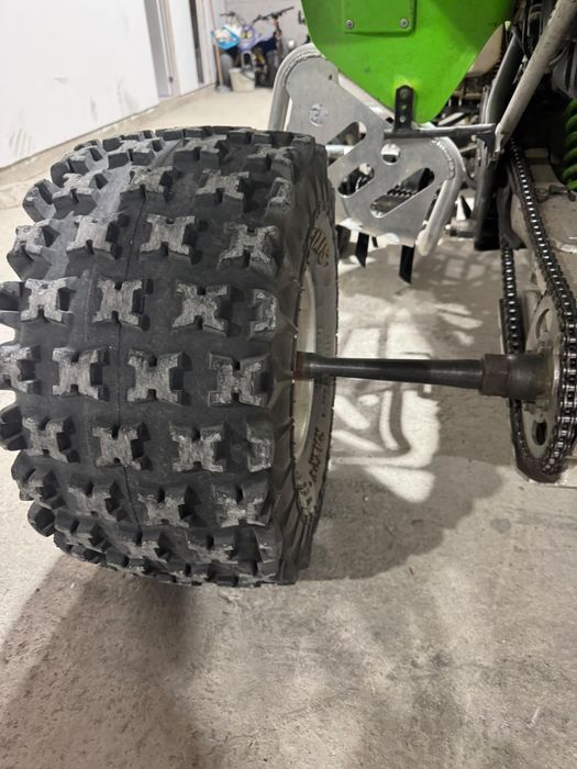 Moto 4 KFX 400 com muitos extras