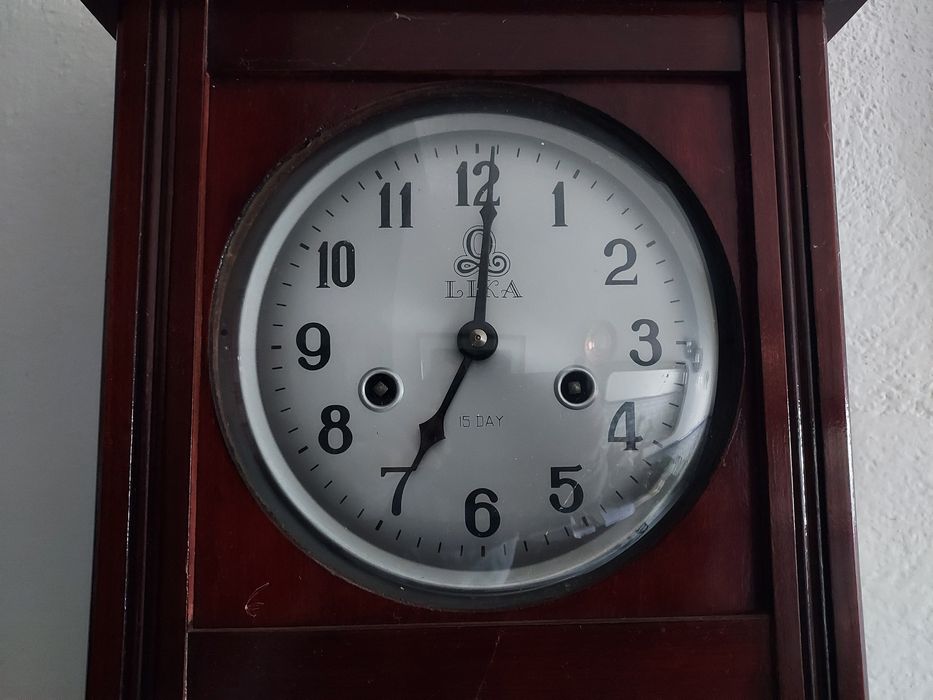Vende-se relógio de parede antigo, marca Lika