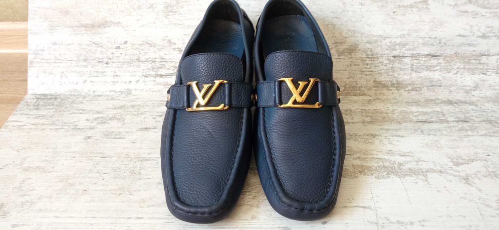 Шкіряні мокасини від бренду Louis Vuitton.