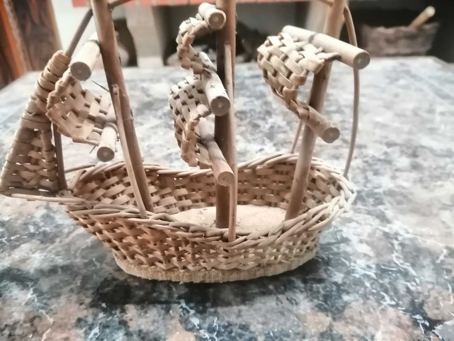 barco pequeno antigo , artesanal em madeira