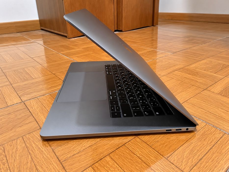 MacBook Pro 15” 2018 | Intel Core i7 | 16 GB RAM | Radeon Pro 4 GB