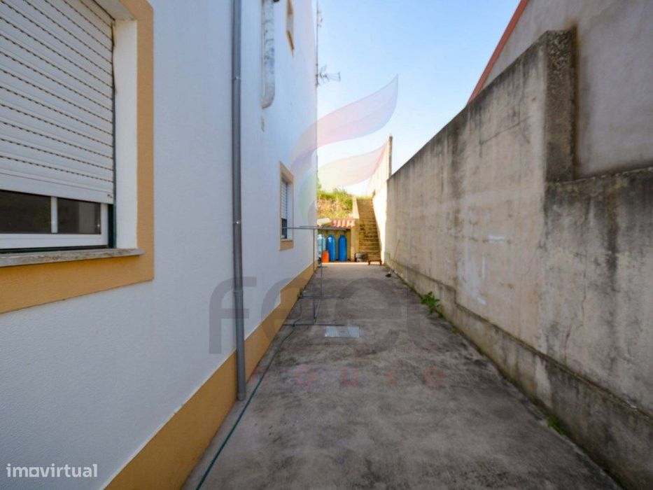 Prédio Com Três Apartamentos