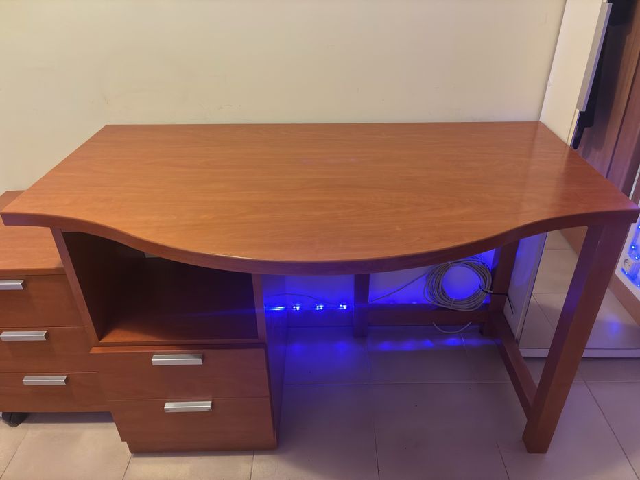 Moveis para quarto constituido por Beliche + Mesa + Mesa de cabeceira como novos