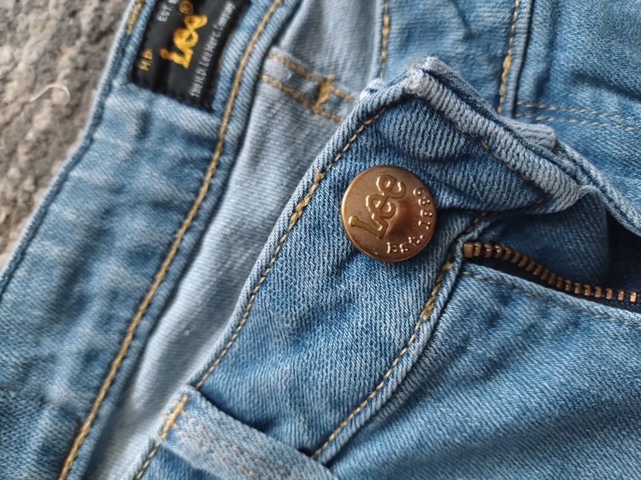 Spodnie jeans z prostą nogawką niski stan