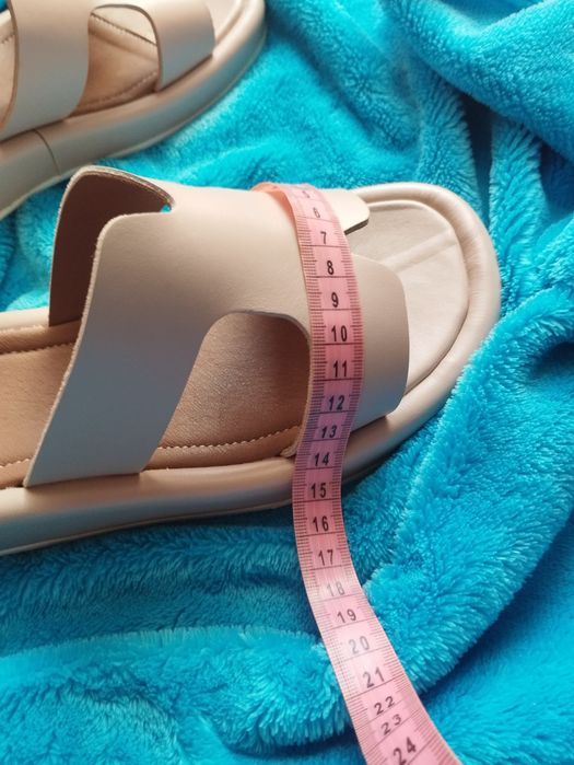Продам босоніжки жіночі шкіряні бежеві 37 розмір