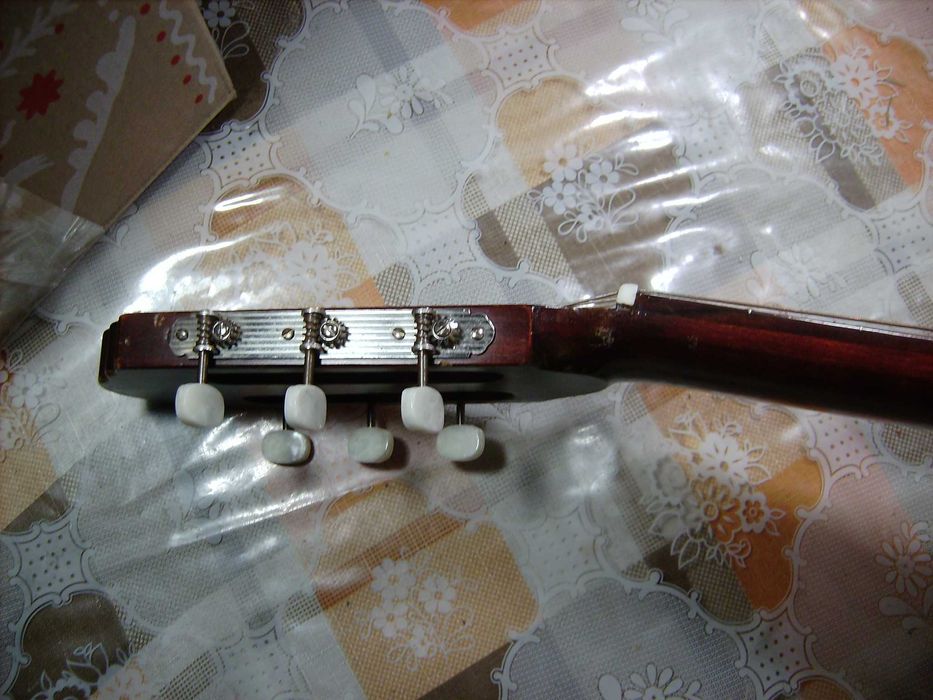 продам акустическую гитару