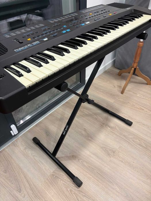 Teclado musical Roland E-38 de 61 teclas com suporte Quik Lok