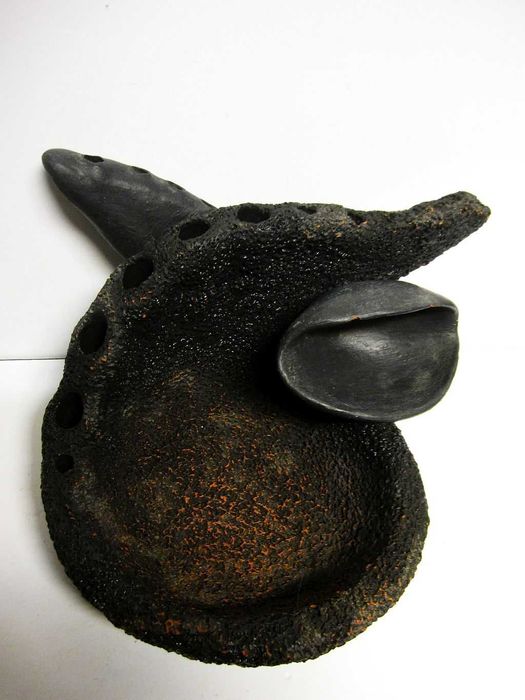 escultura em cerâmica assinada ADRIANO e datada 1987