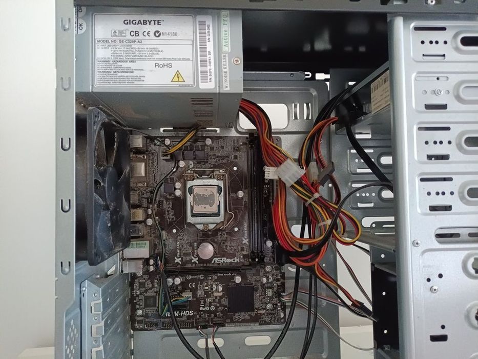 Torre de PC com motherboard