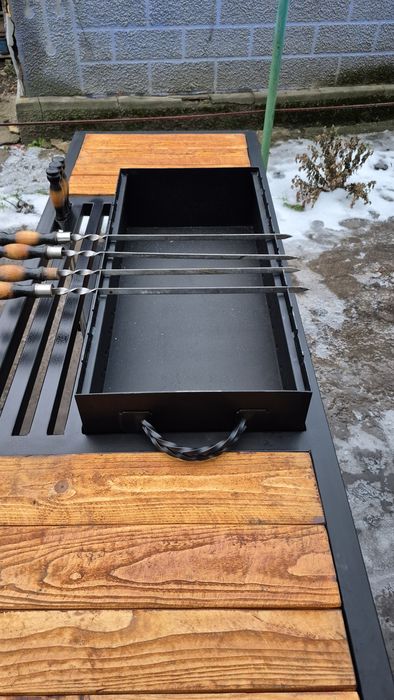 Огромный мангал в Лофт стиле с большими столиками