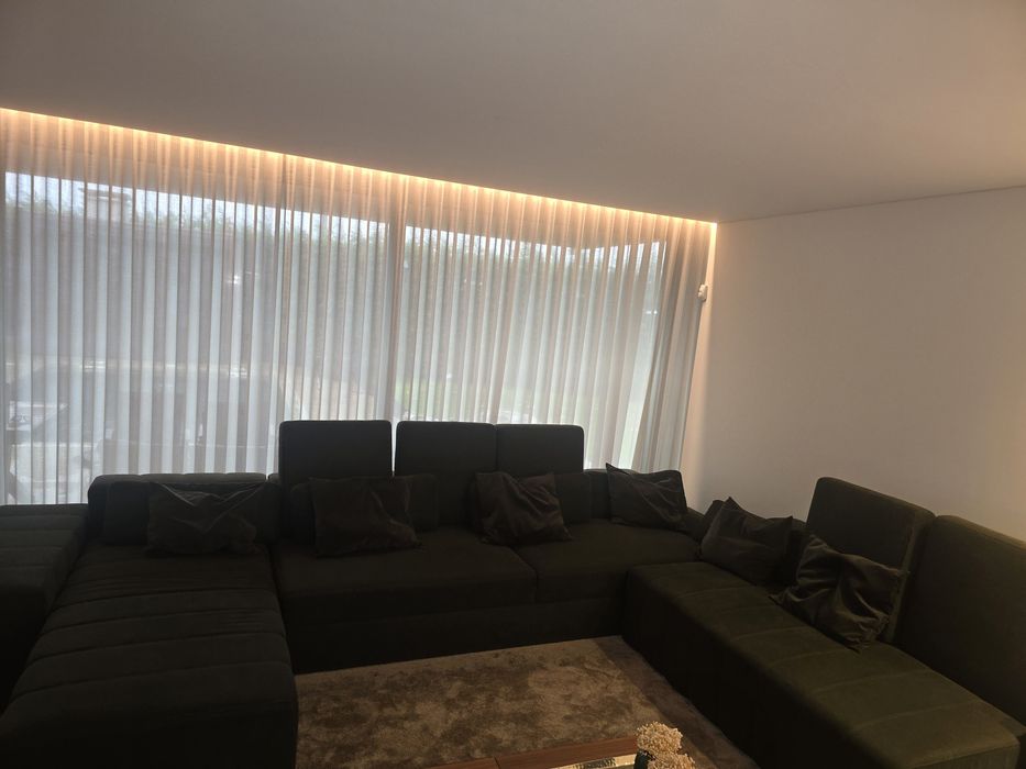 Sofa de sala em tom verde musgo