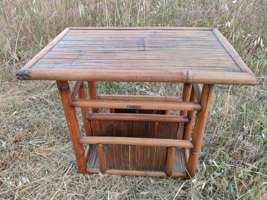 Mesa auxiliar em bambu com porta-revistas – Inthai