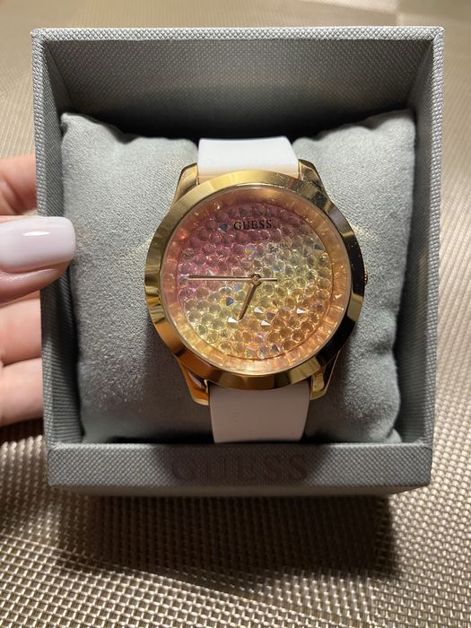 Часы Guess с кристаллами  SWAROVSKI