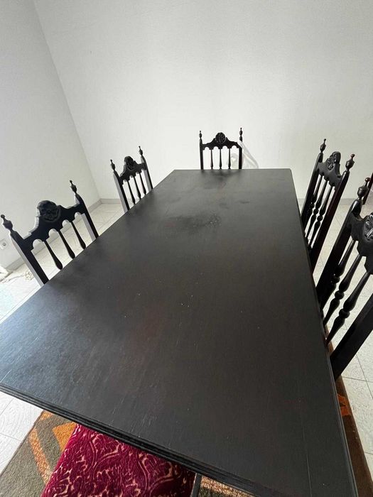 Mesa de madeira com 6 cadeiras