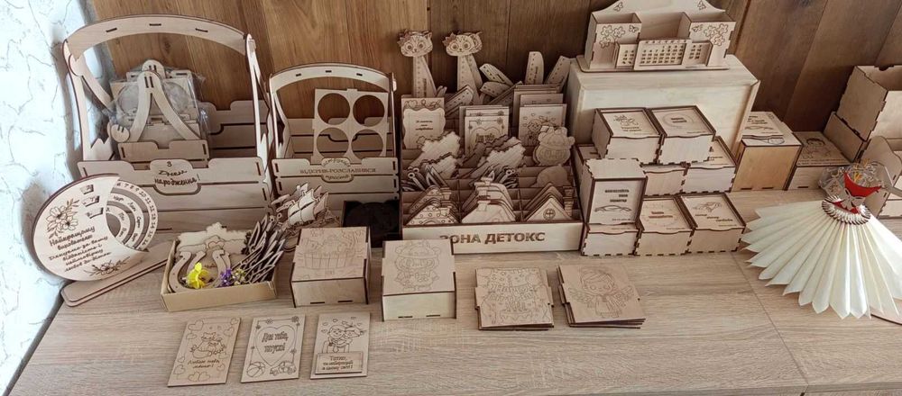 Ялинка, іграшки, сувеніри, заготовки для творчості, шкільне приладдя