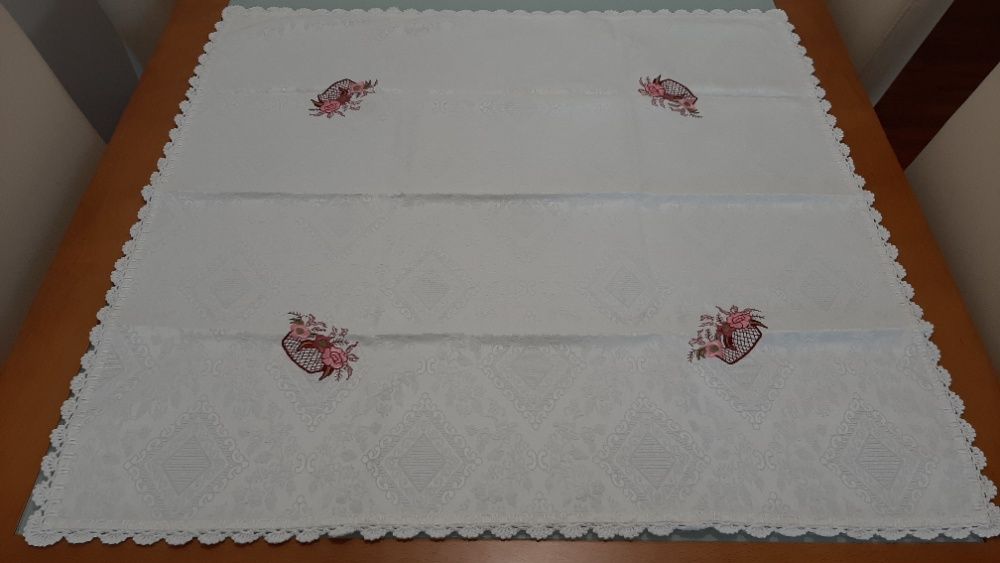 Toalha com cestinhas rosa em relevo e com renda feita à mão