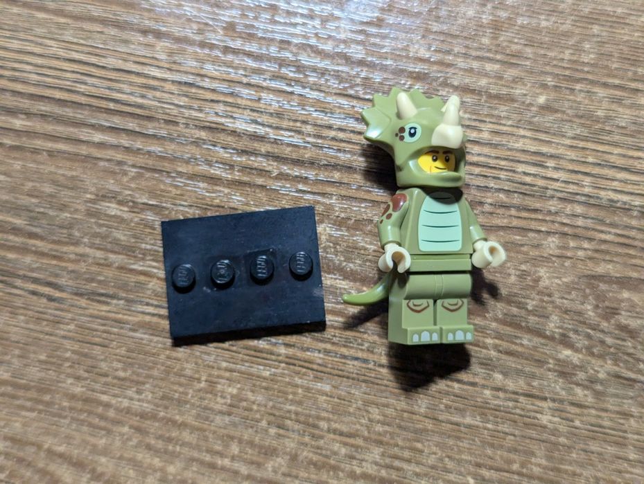 З коробкою Лего минифигурки lego Minifigures series 25 spiderman
