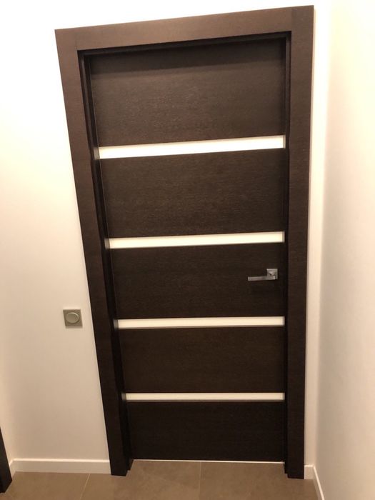 Дверь шпонированная. Цвет - Венге. Вставки из коленного стекла