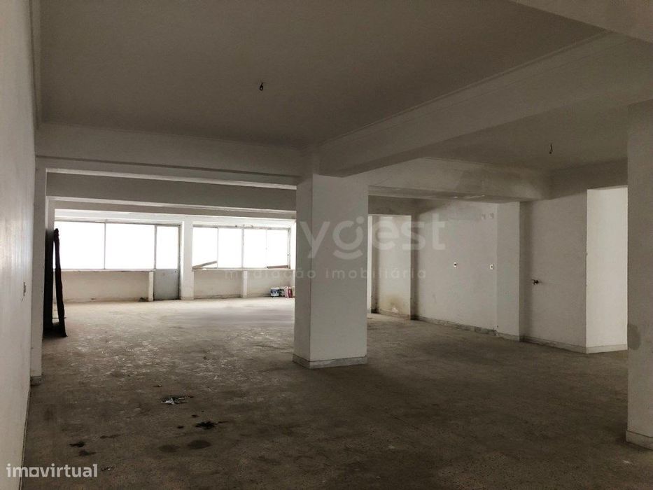 Loja com 210m² em cave com acesso direto à rua