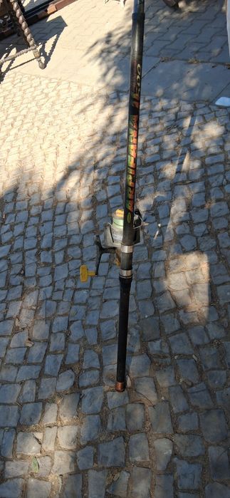 Canas de pesca com carretos