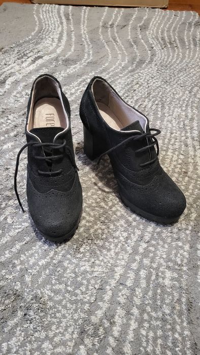 Botins pretos em camurça