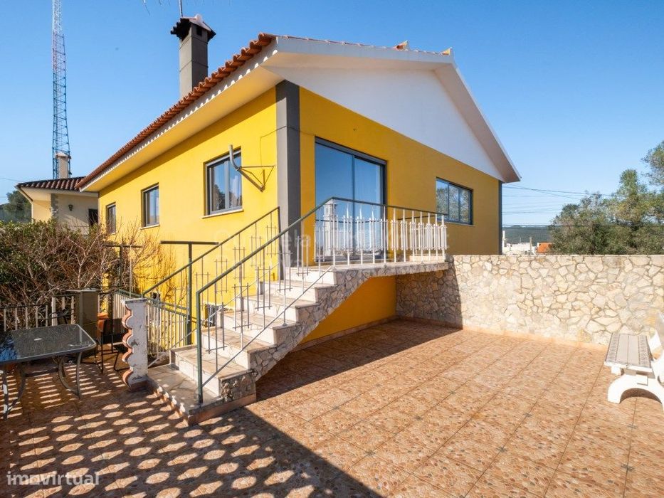 Moradia T4 com garagem e terraço em Alcoitão, Cascais