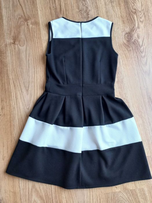 Sukienka czarna z białymi wstawkami elegancka 158