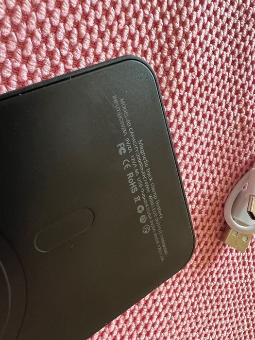 Павербанк на магніті