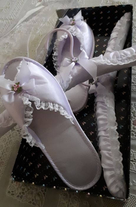 Chinelos de quarto e 2 cabides forrados