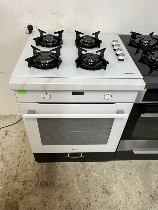 Вбудована кухня: газова поверхня і духова шафа в тумбі