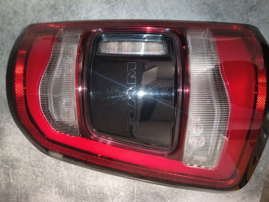 Lampa tylna lewa czarna Ram 1500 generacja 5 blispot