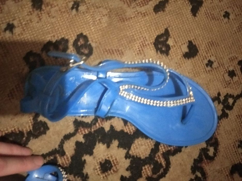 Продам сандалии лето