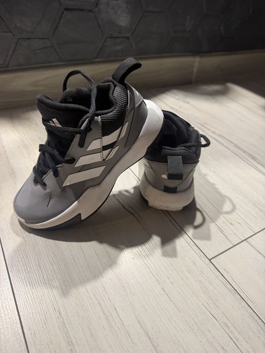 Продам кросівки adidas