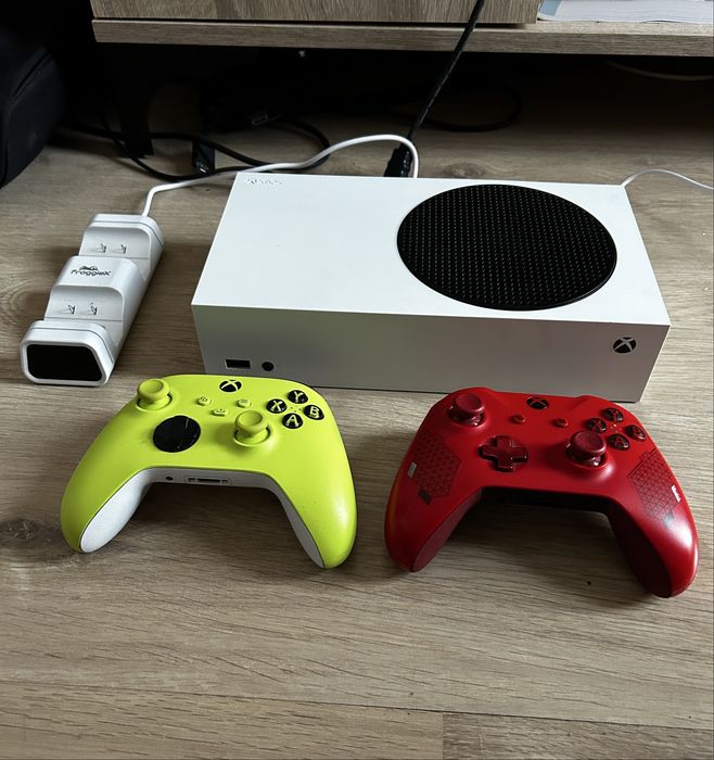 Xbox Series S 512GB + 2 pady