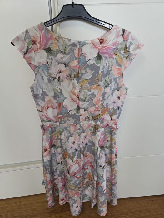 Elegancka sukienka wiosenna w kwiaty