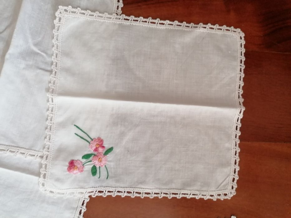Conjunto de  5 naprons bordados a mão