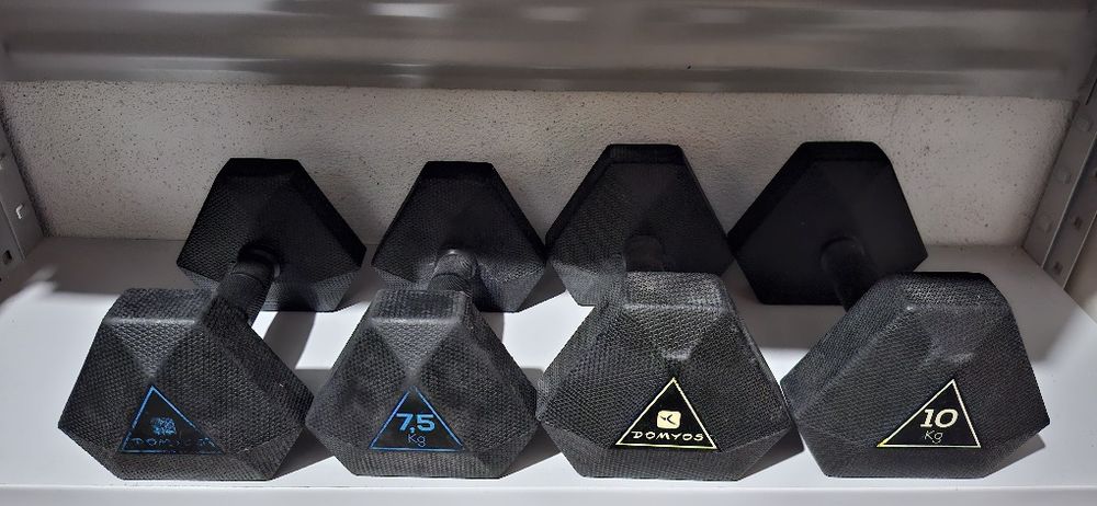 105,00€ 2x Halteres 7,5kg e Halteres hexagonal 2x 10Kg revestidos