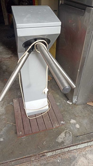 Sistema de controlo de acessos de pessoas.