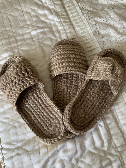 Вязані вручну вироби-домашні капці із джуту