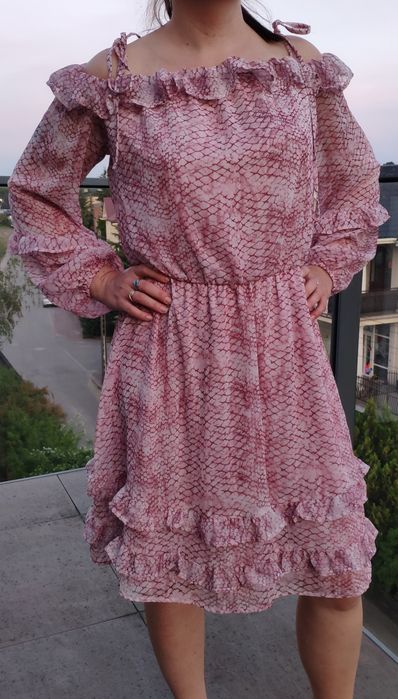 Sukienka Mohito falbanka cold shoulder M 38 pudrowy róż