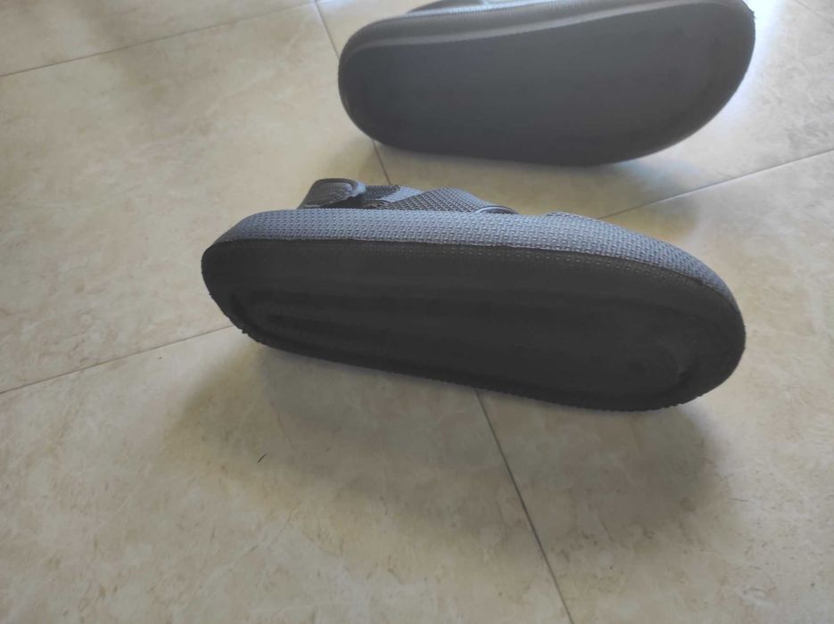 Sandálias em borracha prensada