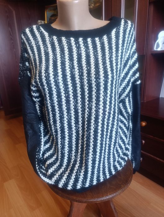 Стильний жіночий светр у чорно-білому кольорі