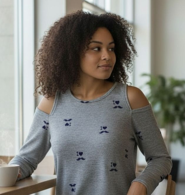 Szara bluzka damska z wycięciami - granatowy wzór serduszka L/XL