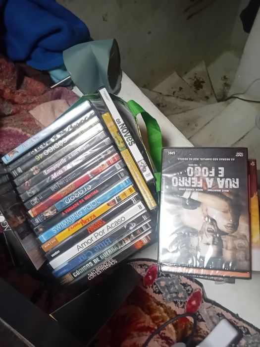 Vendo saco cheio de filmes em DVD  72 filmes