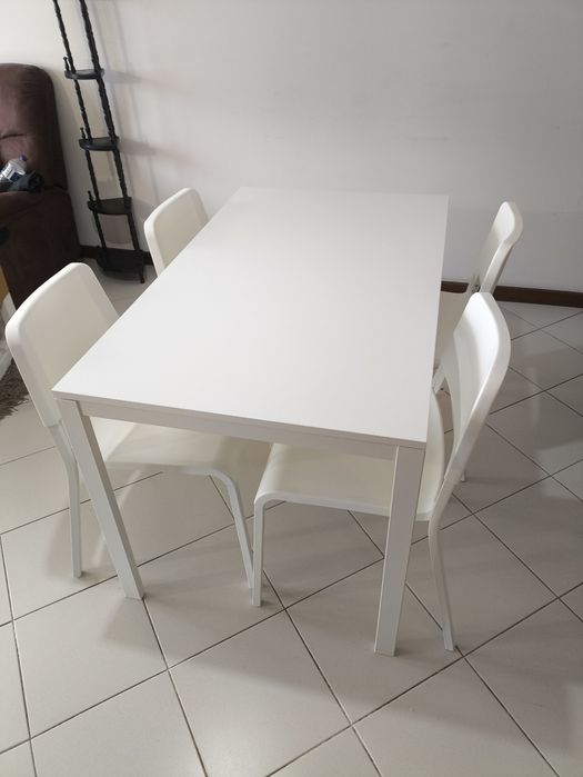 Mesa IKEA com 4 cadeiras