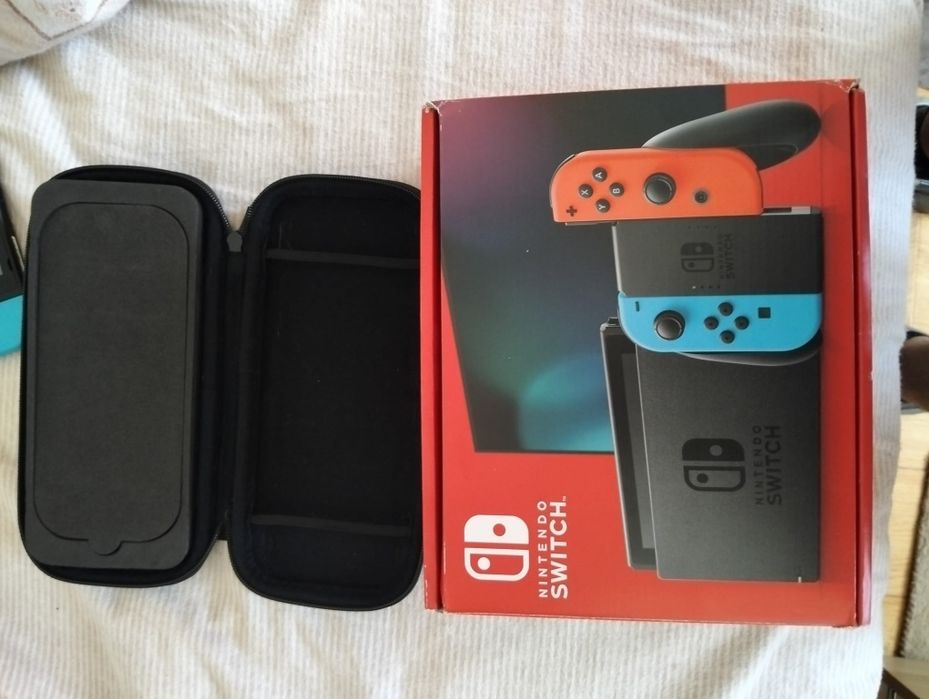 Nintendo switch com comandos, fios e acessórios