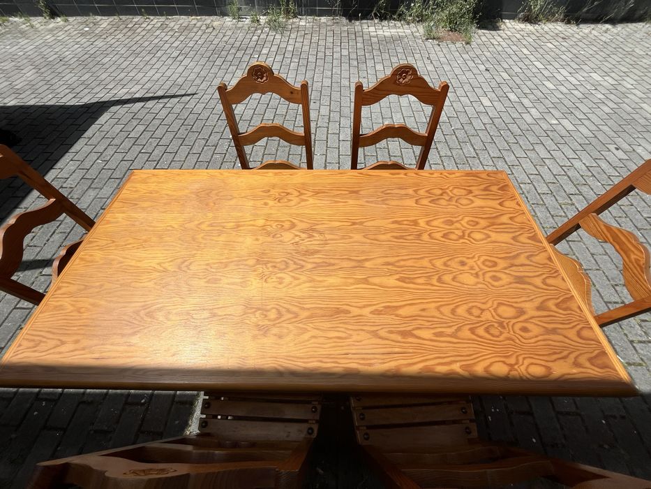 Conjunto mesa e seis cadeira de madeira
