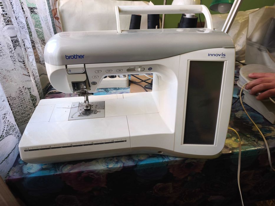 Швейно-вишивальна машина