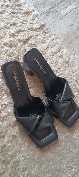 Damskie czarne klapki