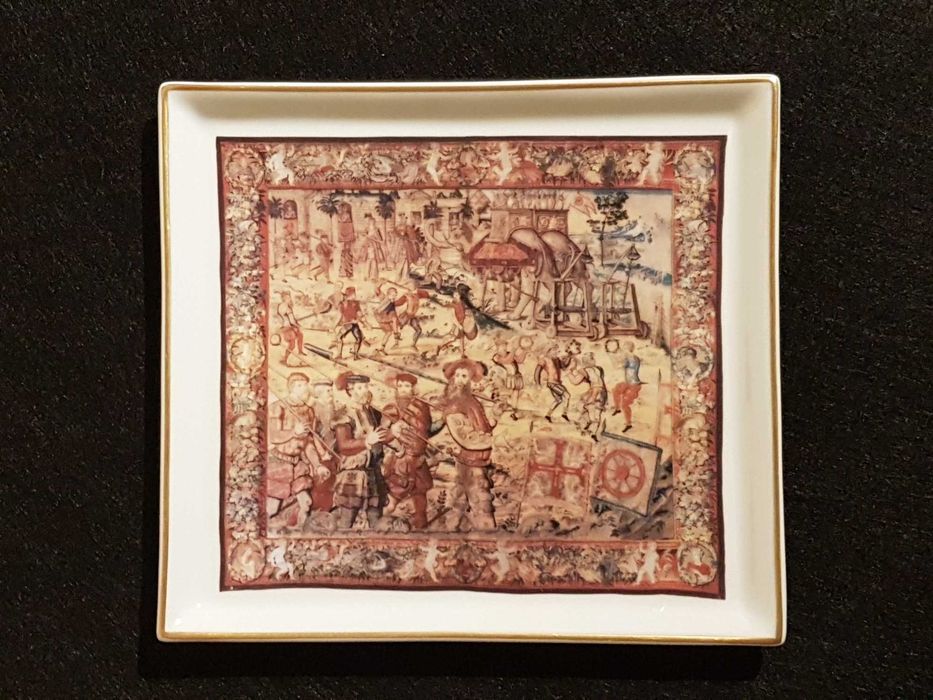Prato de Coleção com reprodução de tapeçaria da colecção de D João de Castro